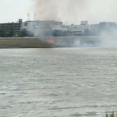 【火事】多摩川河川敷…