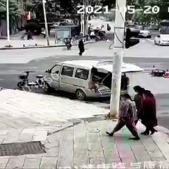 中国 武漢で道路が爆…