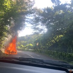 弥彦で車両火災「車が…