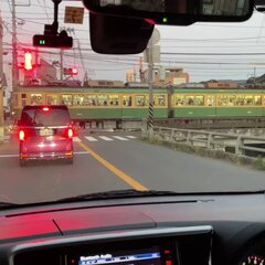 江ノ電300形が車と…