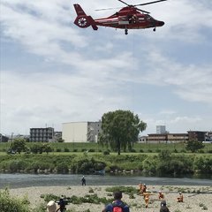 【多摩川河川敷で合同…