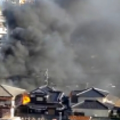 【火災】福岡県北九州市小倉南区北方3丁目付近で火事発生「家の前大火事。バイク屋さんでモエテ爆発しまくってる。年末に大変。」
