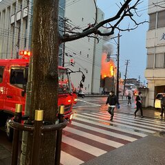 【火災】富山県小矢部市石動町で火事！「お仕事帰りに火事に遭遇消防車10台以上来てそう」
