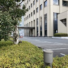 【画像】横浜地裁に無断駐車されていた例の車 すでに撤去されている模様！「おお？どんなやりとりがあったのかな。」