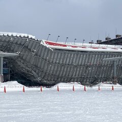 北海市場の屋根が雪で…